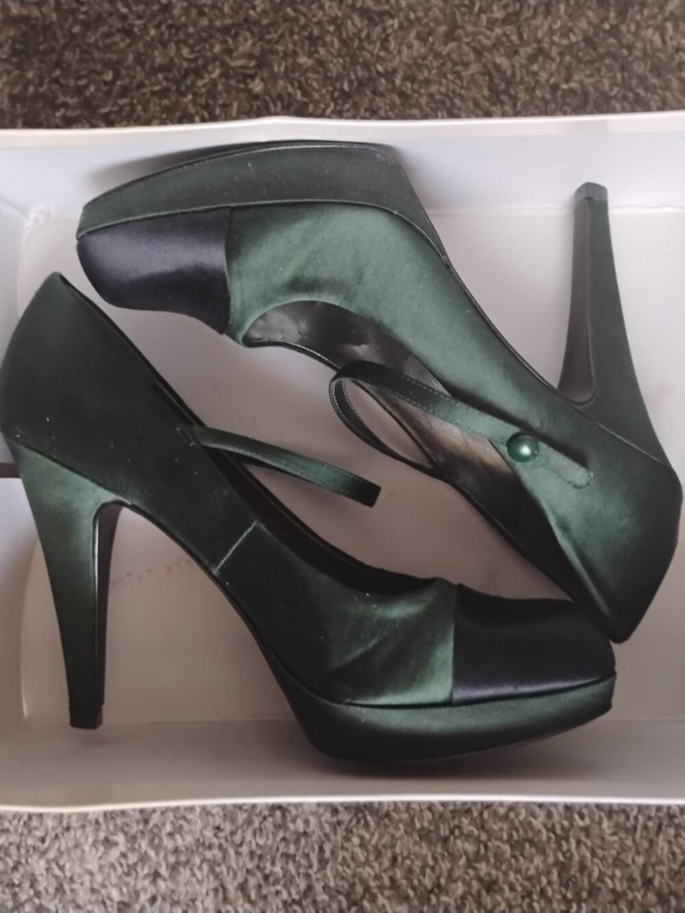 7.5W Nine West Vascar Dark green and black satin heels